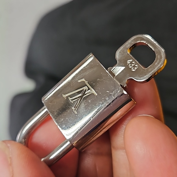 Louis Vuitton Handbags - Louis Vuitton Silver Lock & Key Set Cadena #433